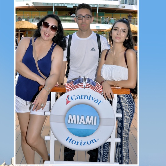 Meet your Posher, Alexa Rose - Picture 8 of 8